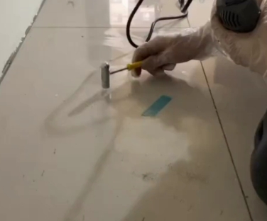 黄浦瓷砖开裂维修公司专业分享瓷砖在铺贴前如果没有沥干水分，将会导致以下问题